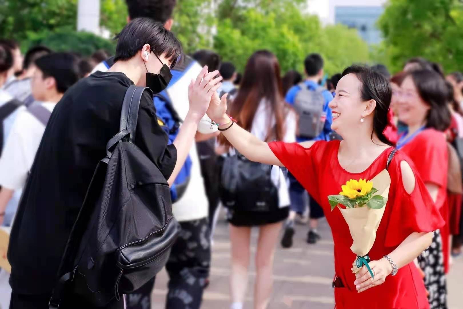 高考查分，一场等待与惊喜的交织