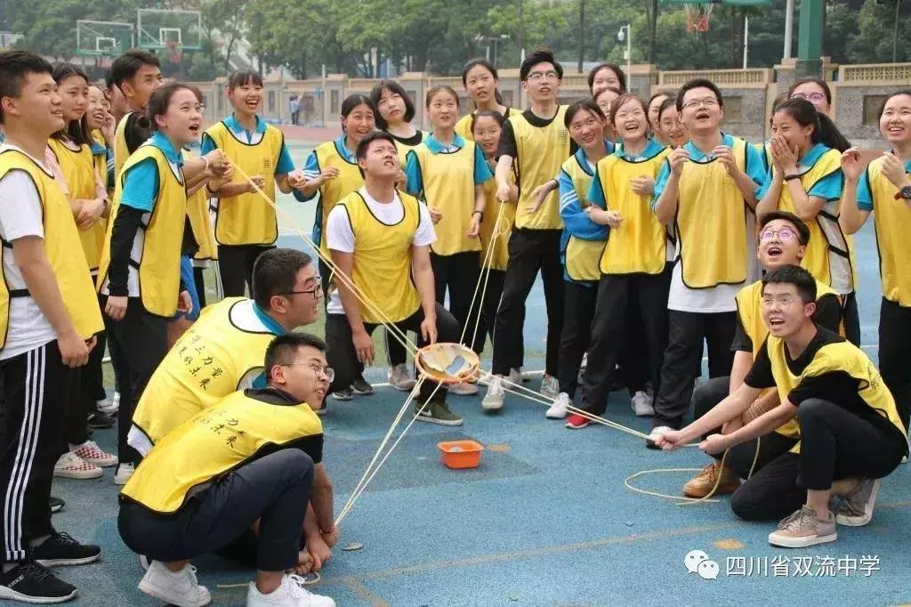 高考出分瞬间，教师办公室的沸腾时刻