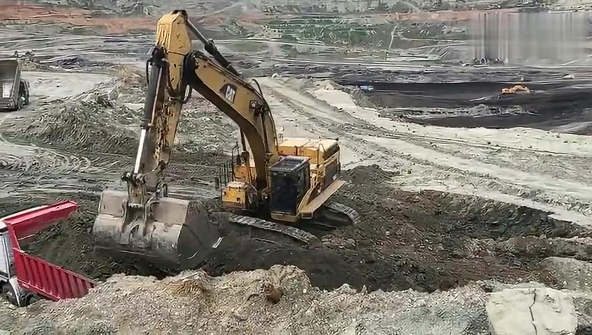 卡特彼勒365c大型挖掘机作业视频，从钢铁巨兽到工地艺术