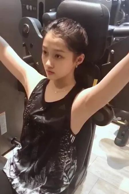 关晓彤的健身小秘密，揭秘负重手环的时尚与功效