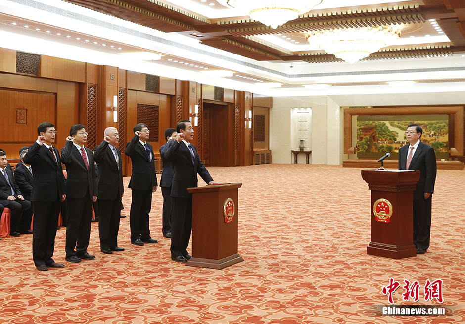 全国人大常委会举行宪法宣誓仪式，法治信仰的庄严承诺