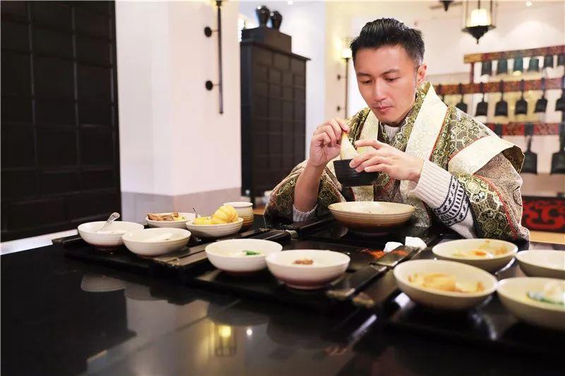 谢霆锋街头肉夹馍，明星的接地气日常