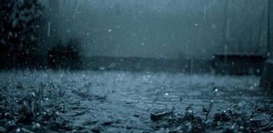 游客体验大摆锤时遇暴雨，一场意外的冒险