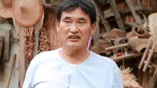 大衣哥现身淘金小镇，化身NPC引热议