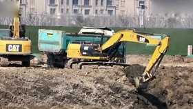 卡特365c挖掘机装车视频，装车像小学生，有门道