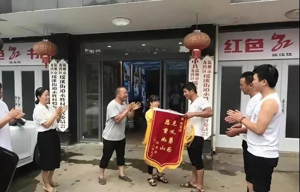 男子跳河救起母女二人，见义勇为的温暖瞬间