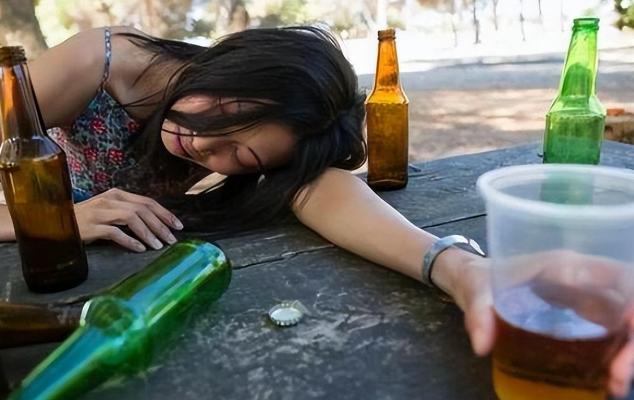 365天醉酒视频，记录生活，还是迷失自我？