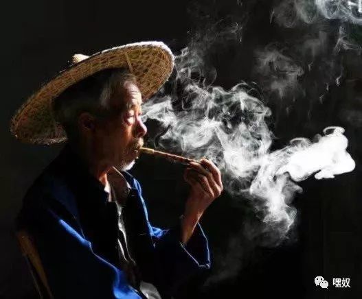 吸一根烟笑365次视频，一个老烟枪的自我修养与生活哲学
