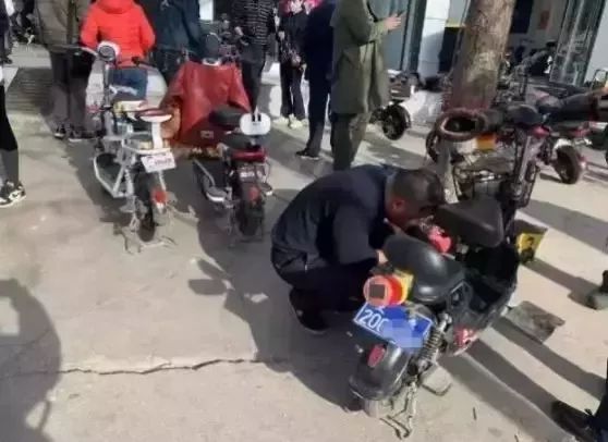 大爷骑无牌电动车上路,车牌放车筐里的智慧与风险 大爷骑无牌电动车上路,车牌放车筐里的智慧与风险