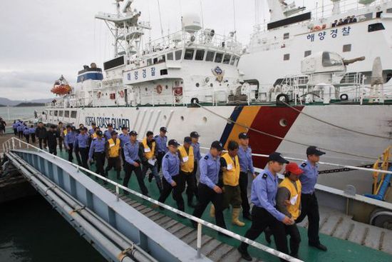 中国船员在韩海警扣押期间不幸离世，一场悲剧的深度剖析
