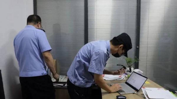2人在公厕安装偷拍设备被抓，隐私与法律的警钟