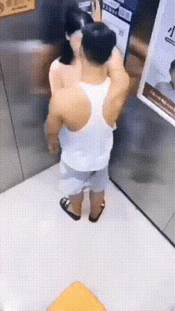 男子表演丝滑上卧铺方式,一场关于技巧与安全并重的旅行艺术 男子表演丝滑上卧铺方式,一场关于技巧与安全并重的旅行艺术