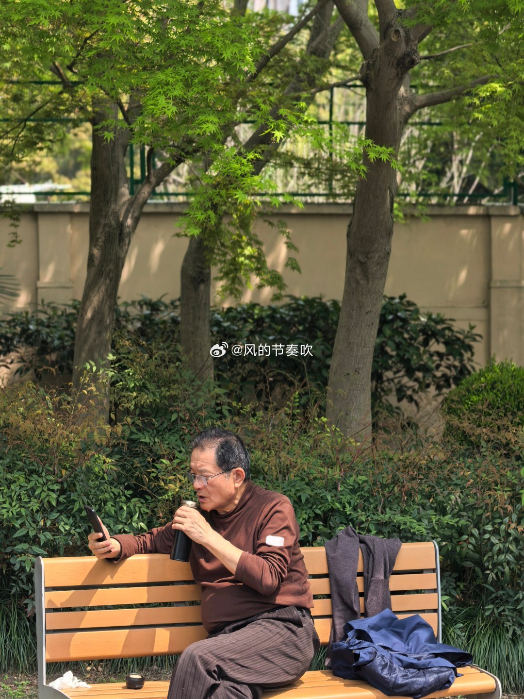 裸体游荡的独居老人，上海社区的隐痛与反思